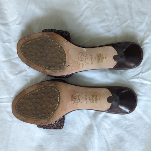 Slide into these weaved heeled sandles - Picture 5 of 6